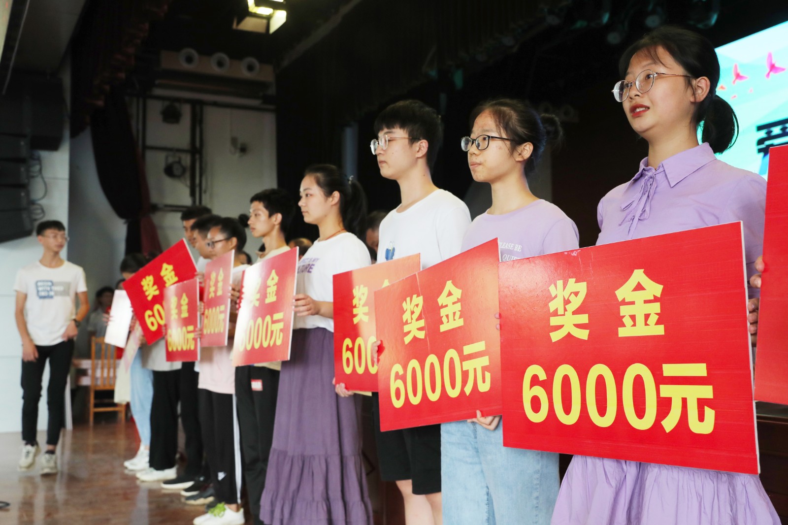 新田:百万现金资助奖励大学新生