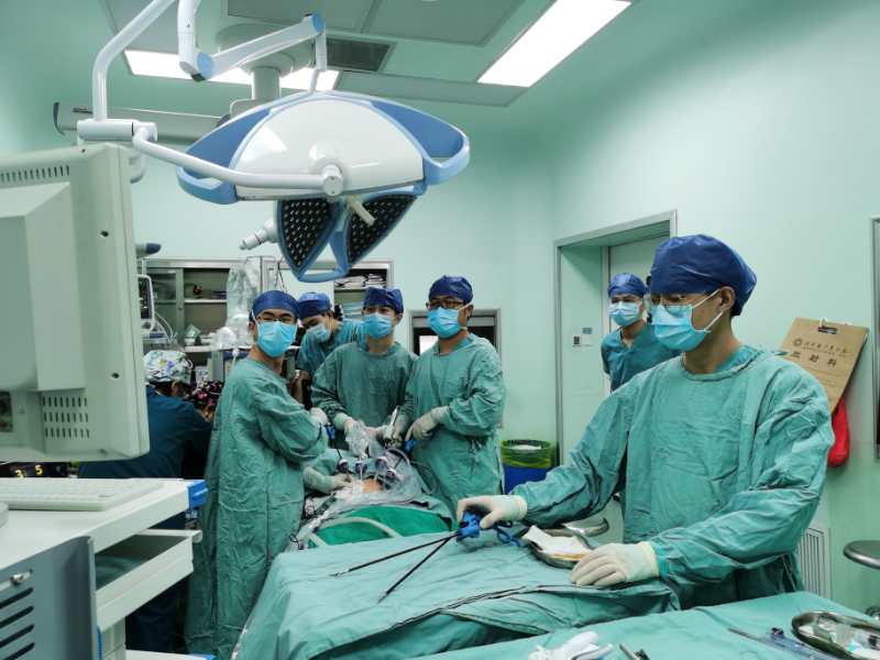 医生团队为熙熙施行"腹腔镜下右侧输尿管膀胱再植术"