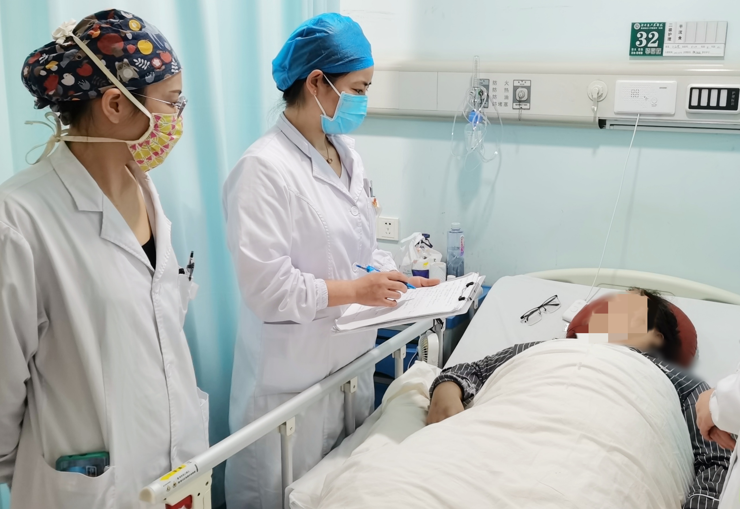 湖南省人民医院妇科主任、主任医师黄薇（左二）带队查房。.jpg