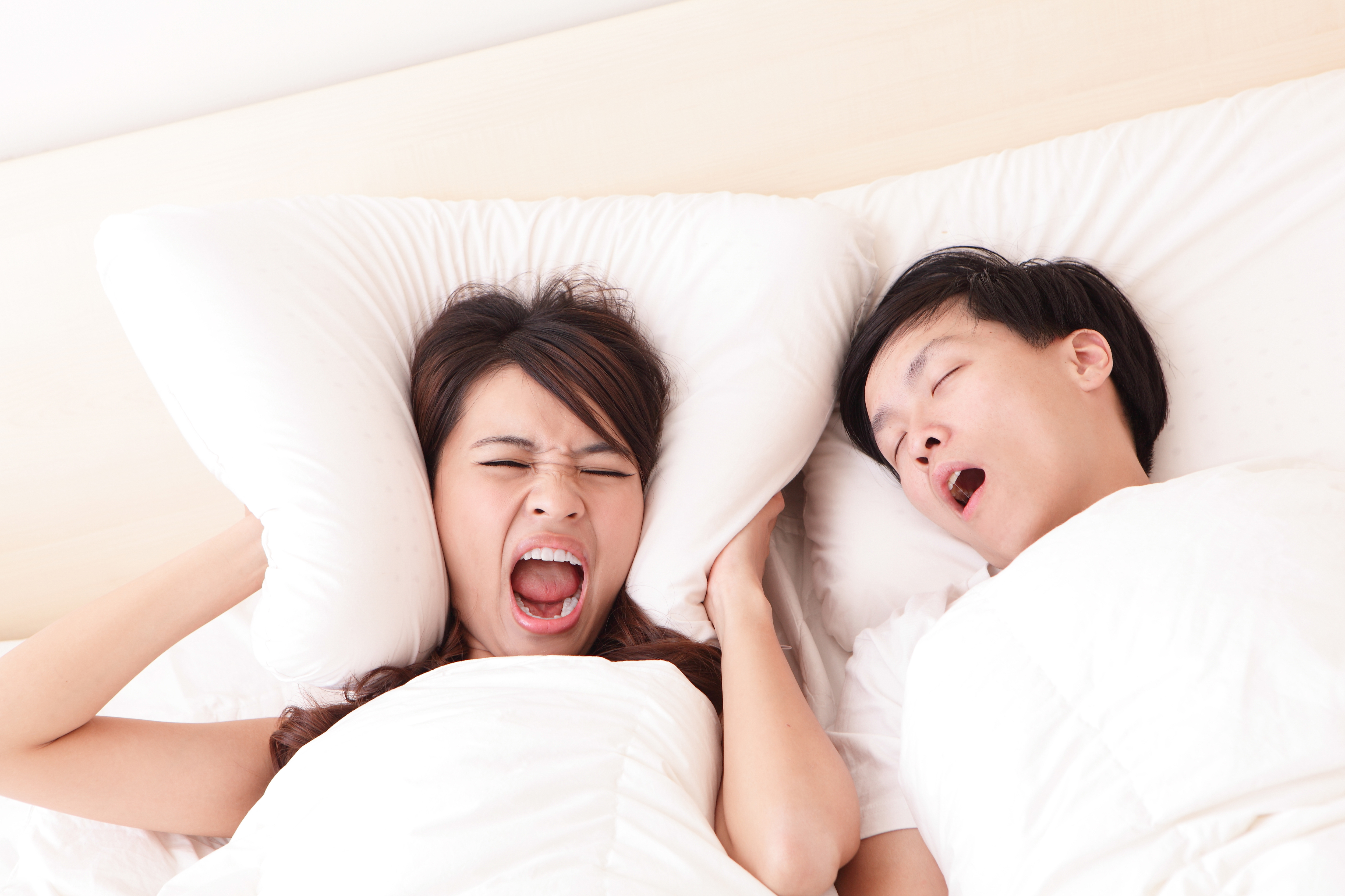 千库网_年轻女子由她的丈夫的鼾声打扰_摄影图编号278538.jpg