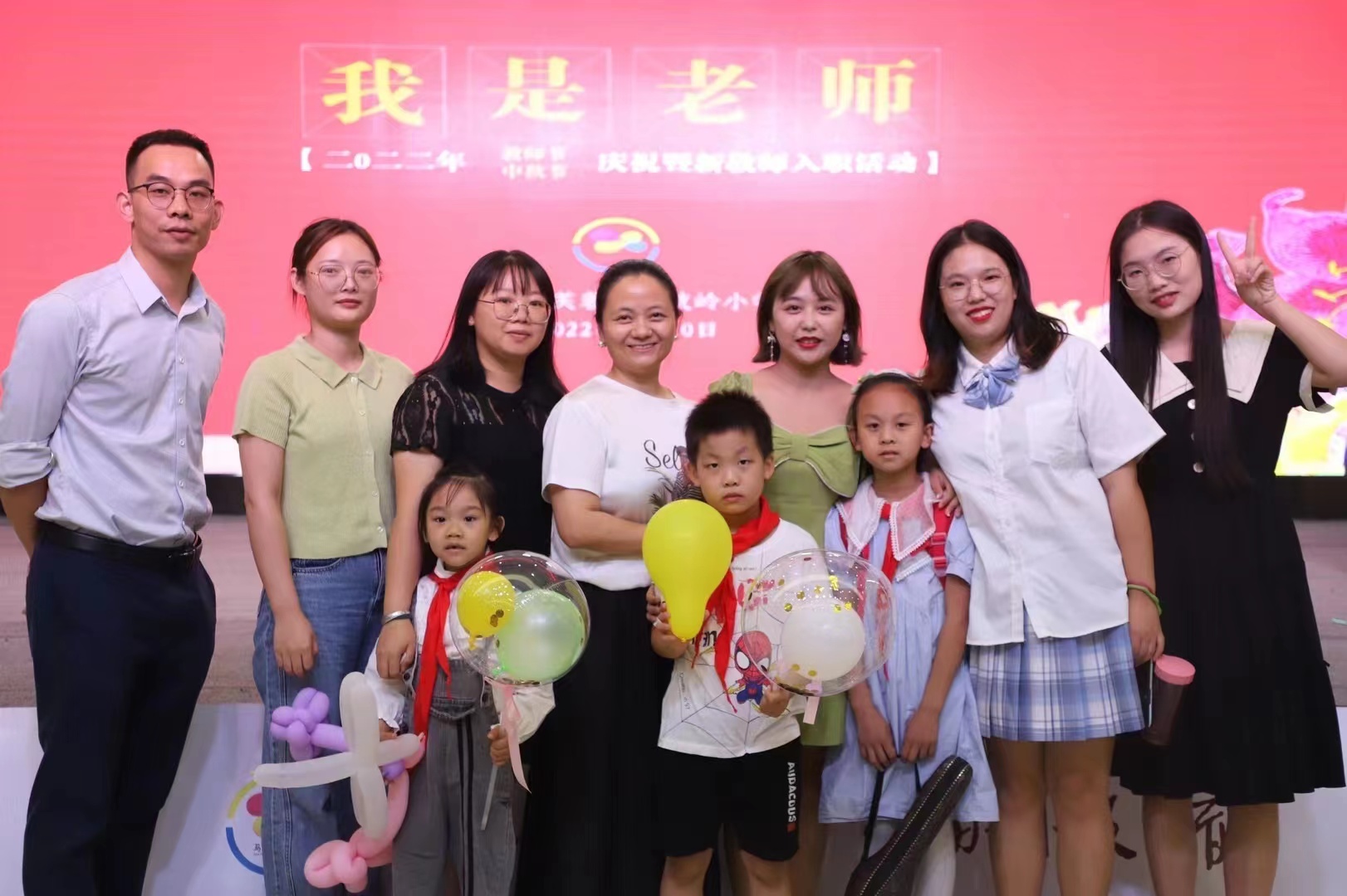 曹晓敏老师和创新组的青年教师们.jpg