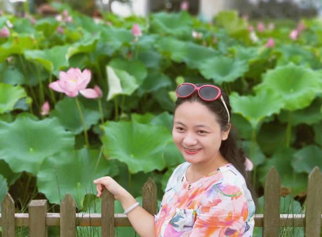 曹晓敏老师个人照2.jpg
