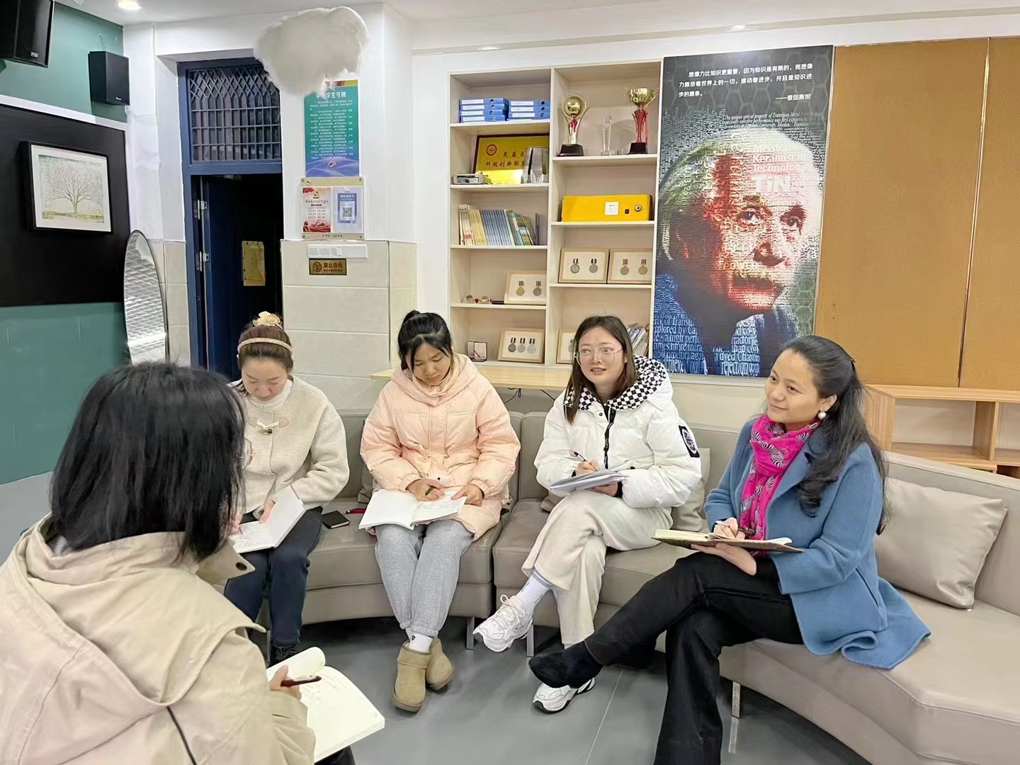 指导创新组青年教师开展科技社团活动.jpg