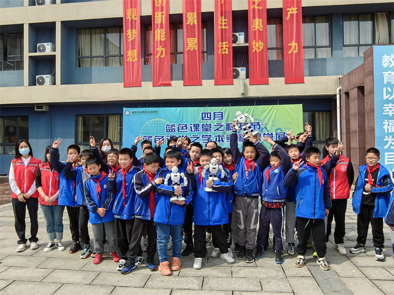 学生们与志愿者团队的合影.jpg