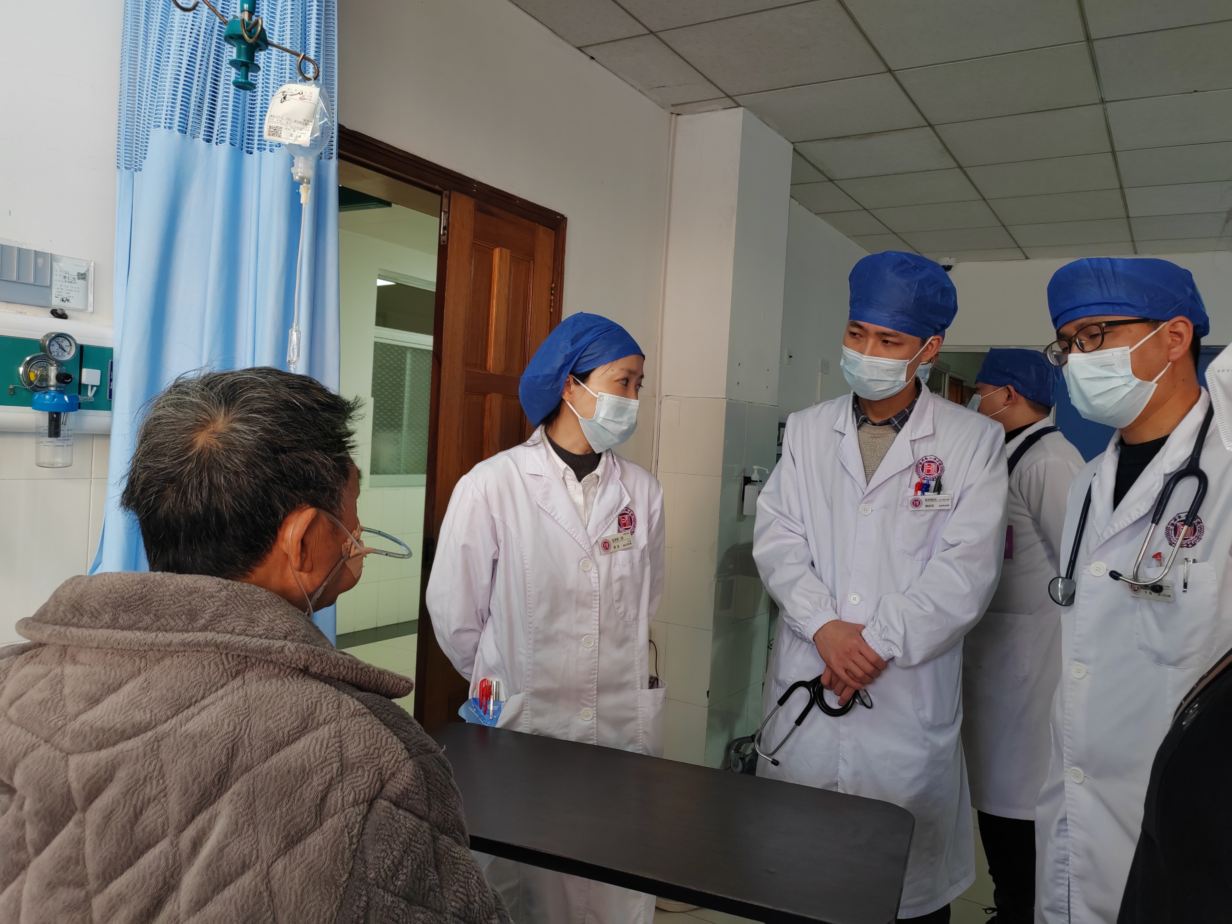曹彦主任（左二）带领医护团队为患者查房。.jpg