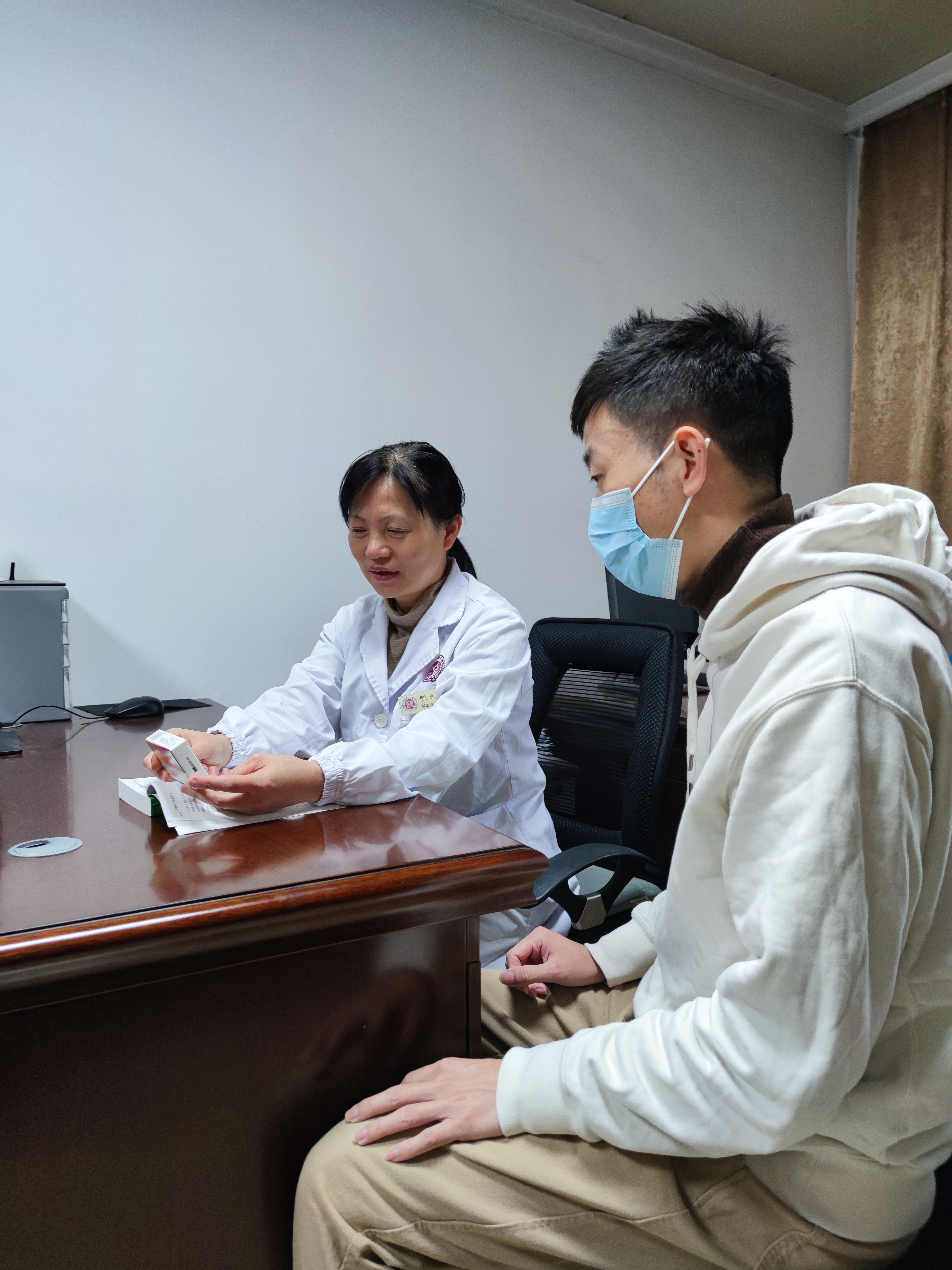 患者向杨志玲主任咨询用药注意事项。.jpg