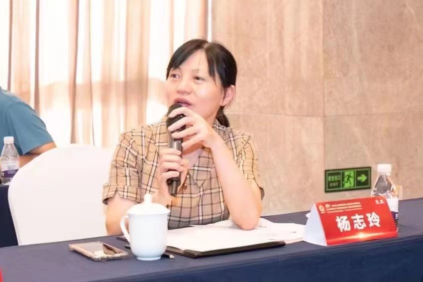 杨志玲主任在普及安全用药知识。.jpg