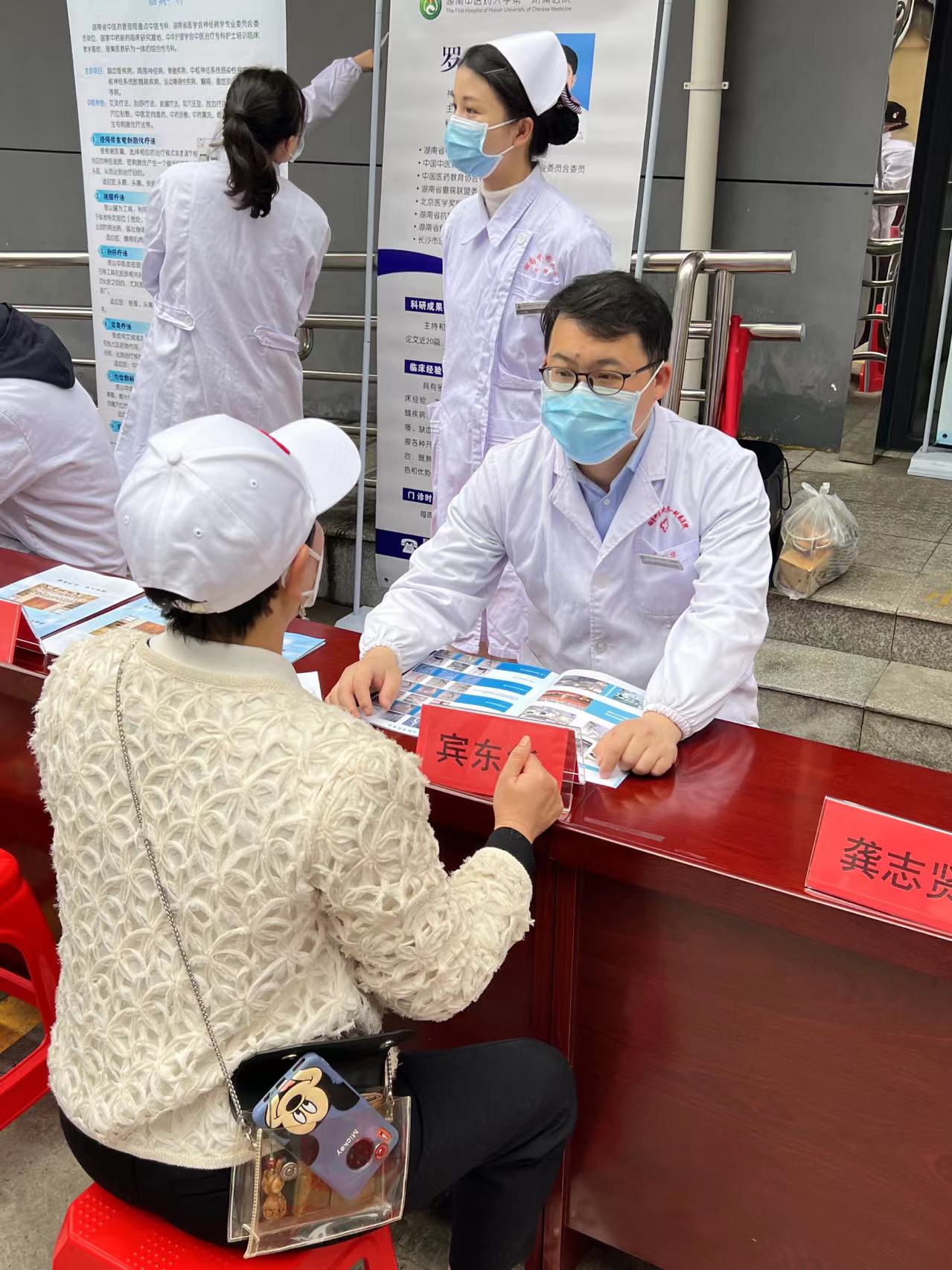 宾东华主任医师正在接受患者咨询。.jpg