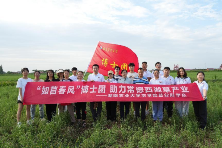 博士团调研徳人牧业牧草种植加工基地。 (2).png
