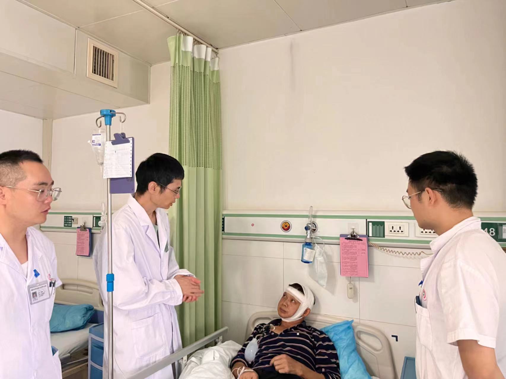 周毅波主任医师正在查房。.jpg