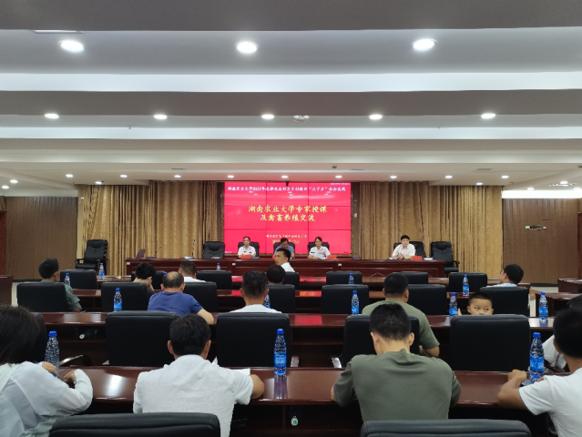 座谈会上专家们为养殖户现场答疑解惑。 (2).png