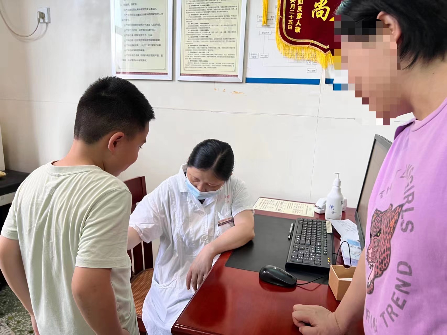 周青主任医师在门诊接诊.jpg