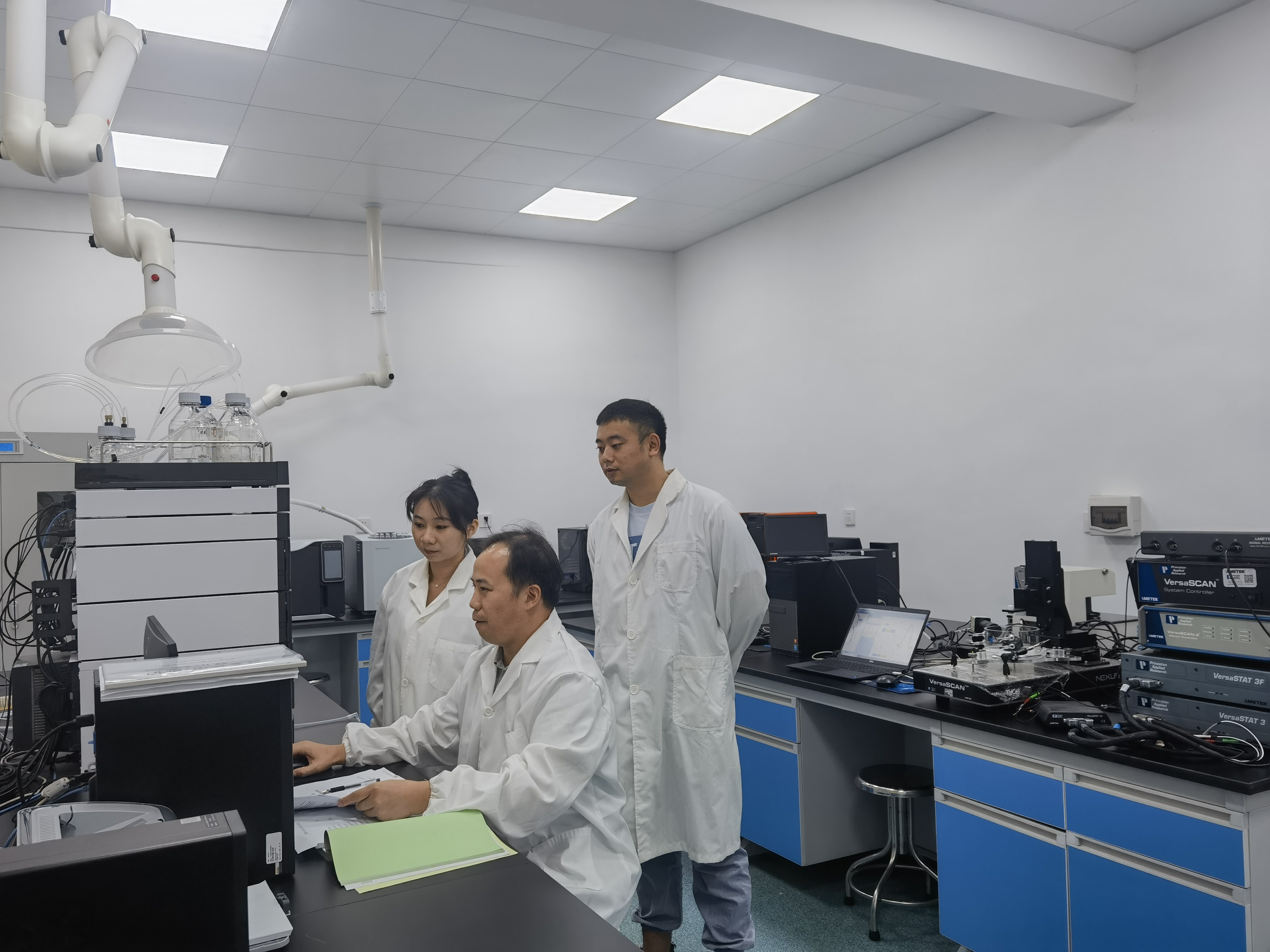 范友华研究员（左二）指导学生开展实验。.jpg