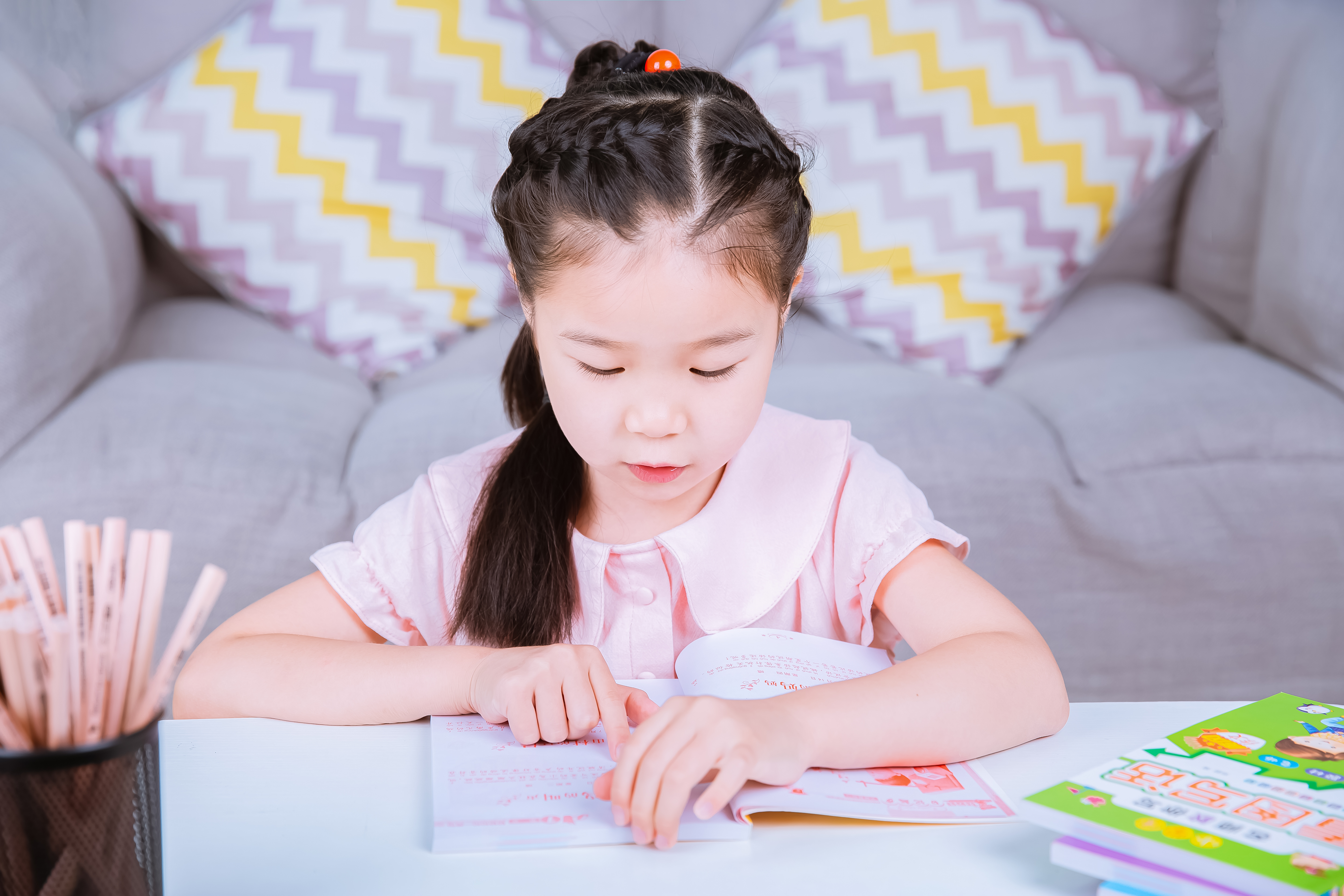 千库网_学习白天女童沙发前阅读摄影图配图_摄影图编号220678.jpg