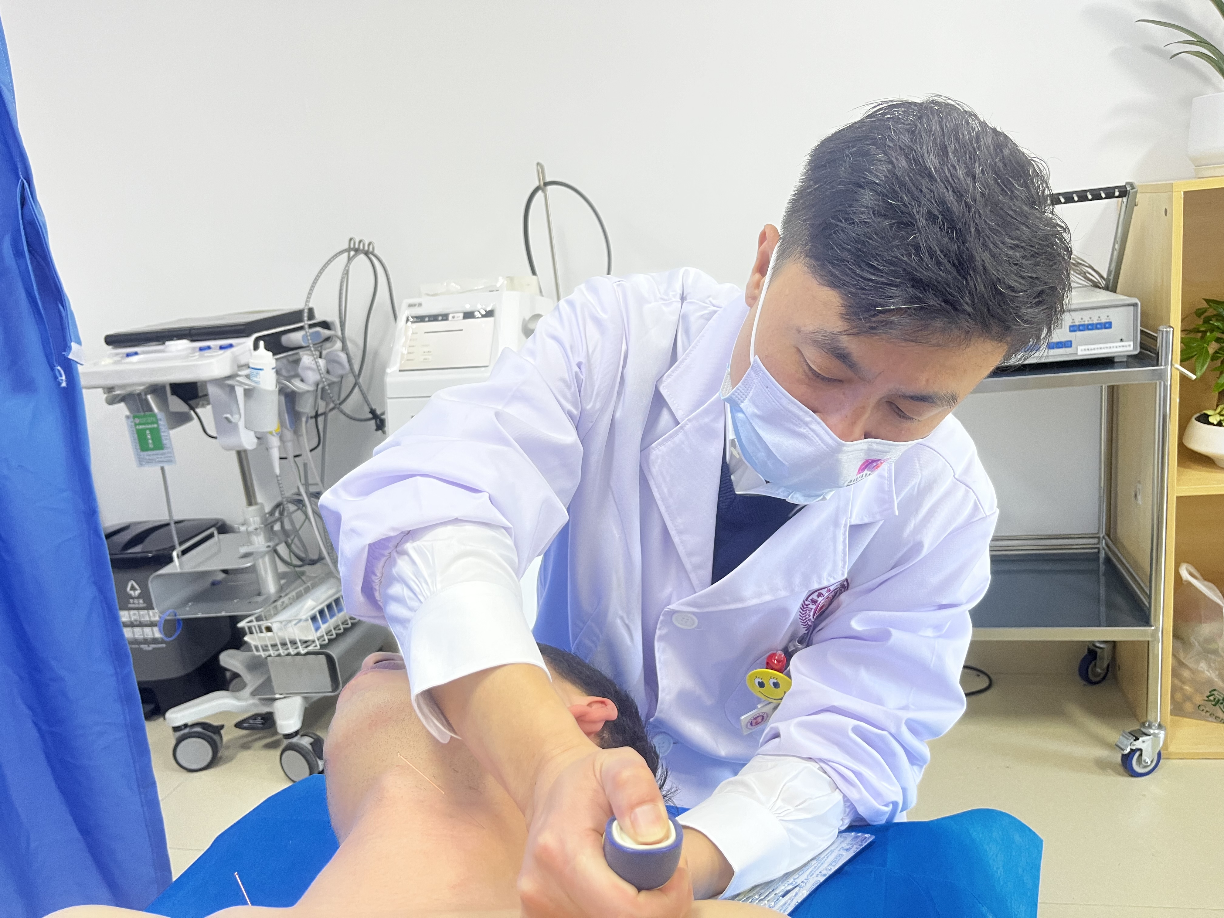 麻醉&疼痛三部主任张宇为疼痛患者做治疗。.jpg
