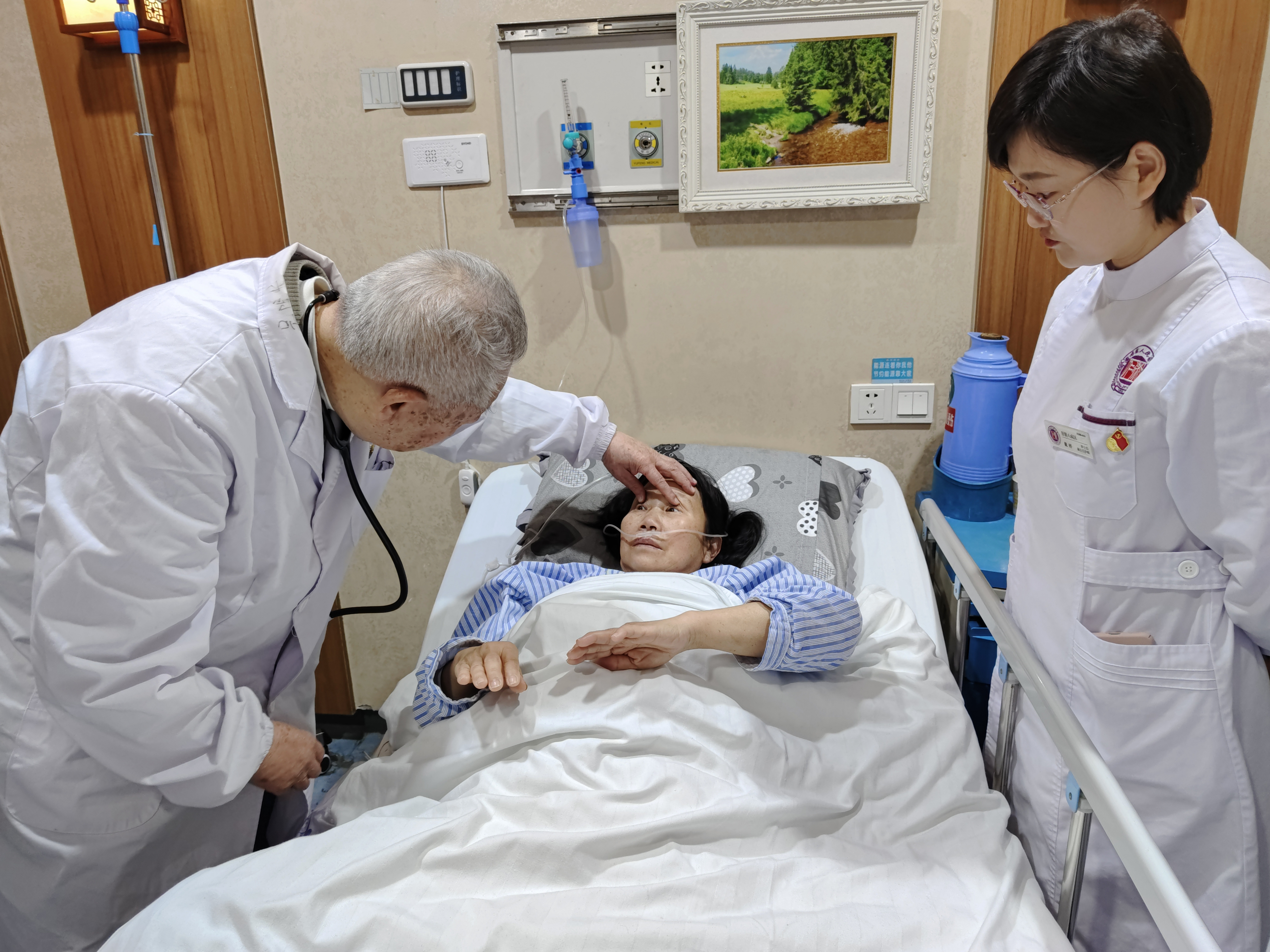 首席专家吴金术教授等查看患者术后恢复情况。.jpg