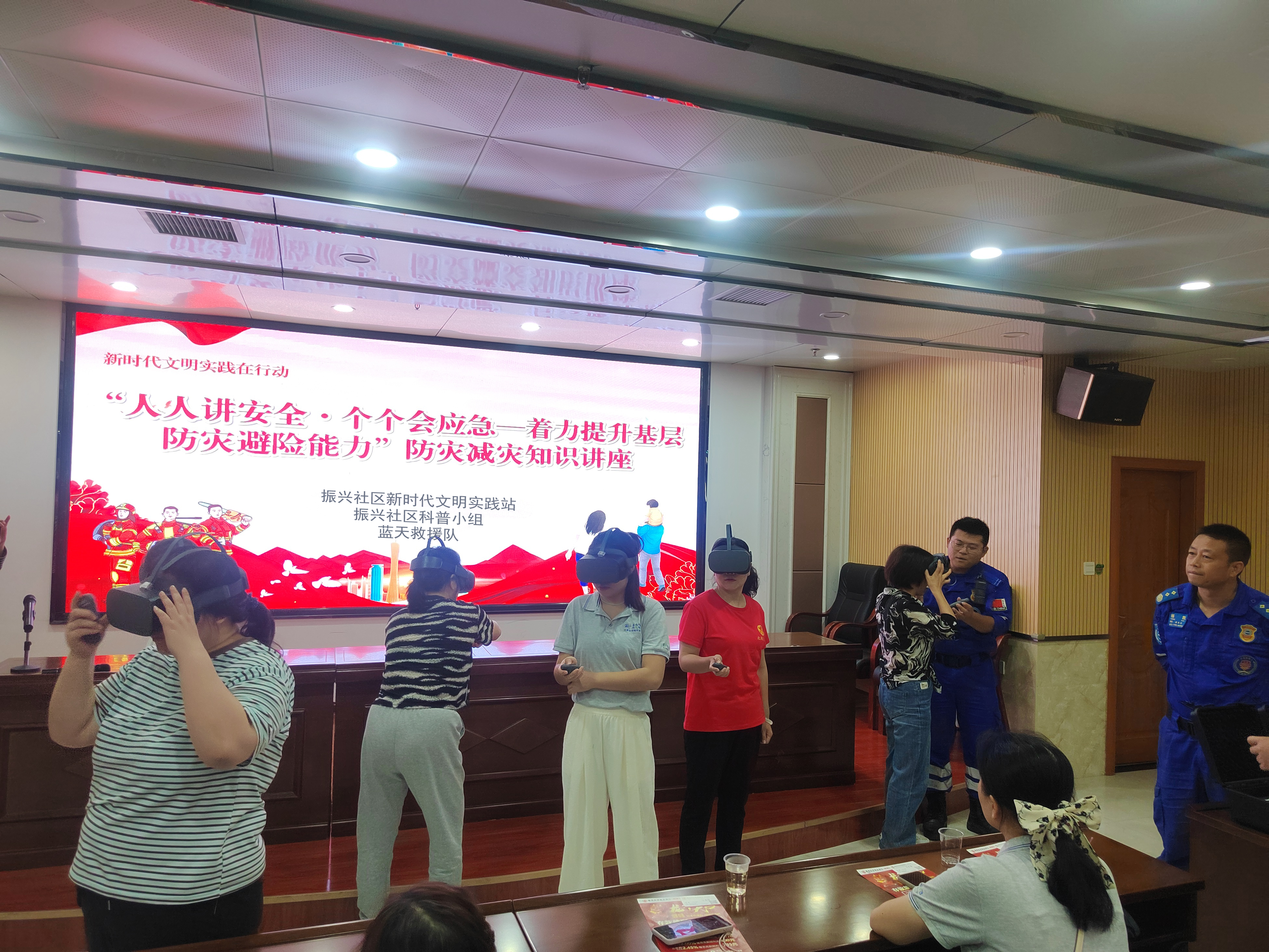 活动人员现场体验地震场景逃生VR。.jpg