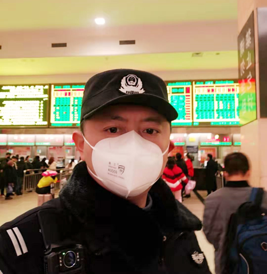 赵浩在售票厅巡视