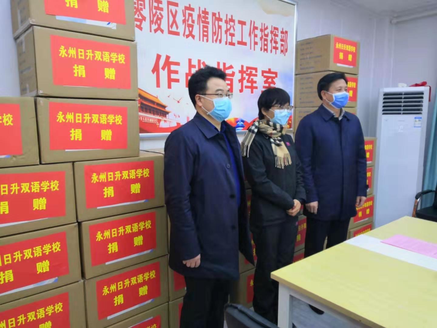 爱心企业家周春玲（中）现场捐赠口罩.jpg