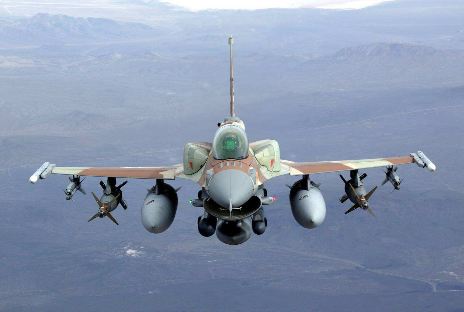 加装“保形油箱”的F-16I战机.jpg