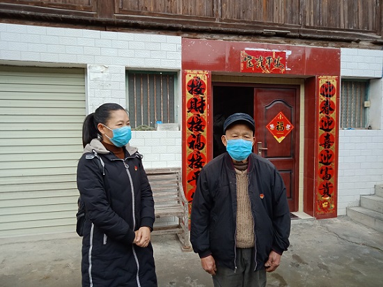 吴菊凤书记和粟远超老人2.jpg