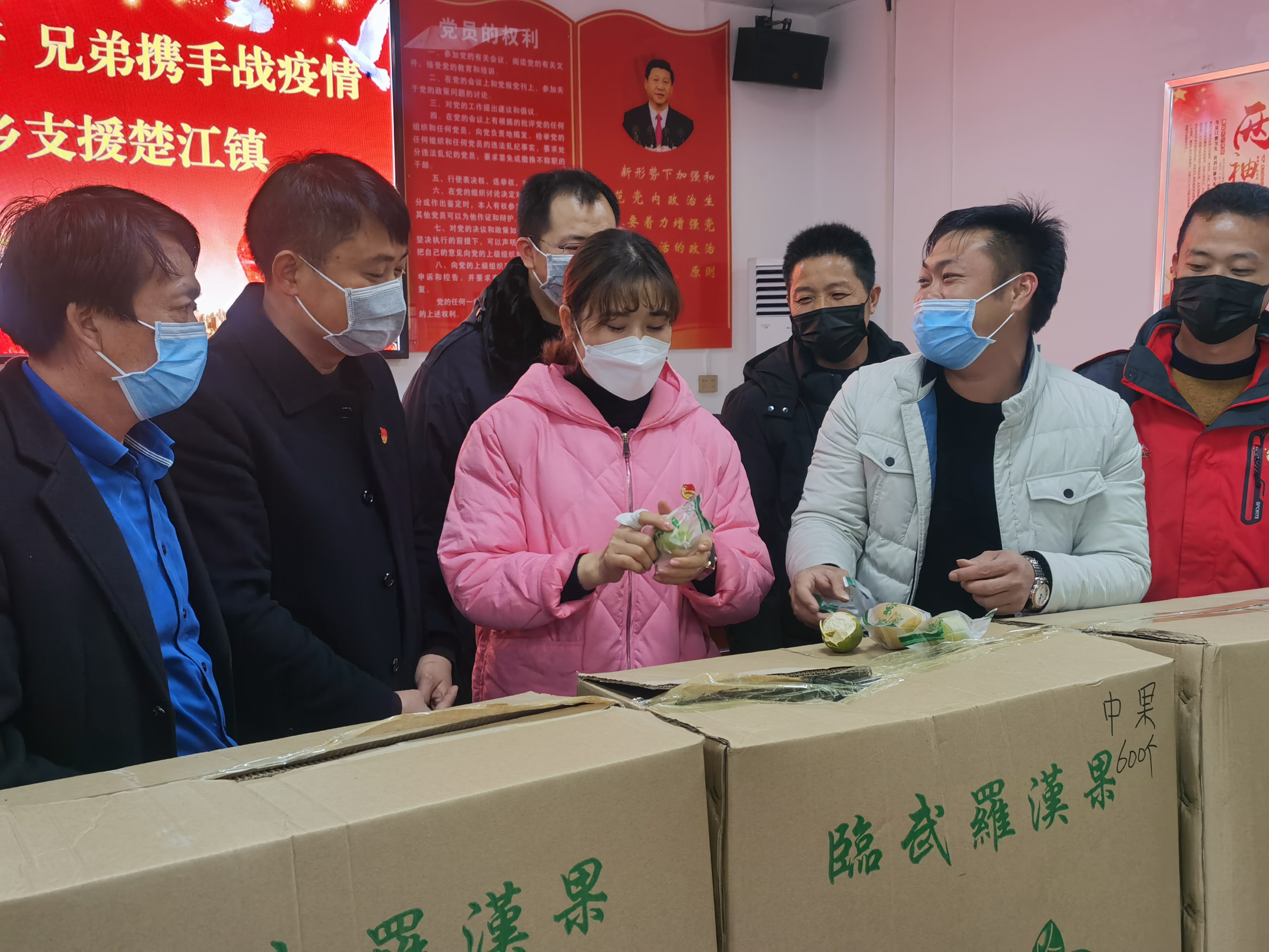 图为兄弟俩左二为哥哥邓小军、右为二弟弟邓帅军在楚江镇捐献罗汉果的情景.jpg