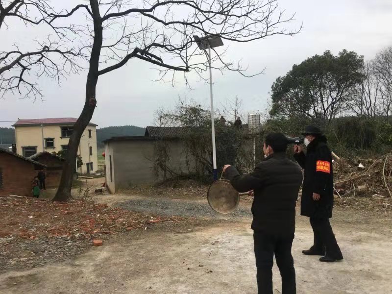 周根元在何家坪村义务宣传.jpg