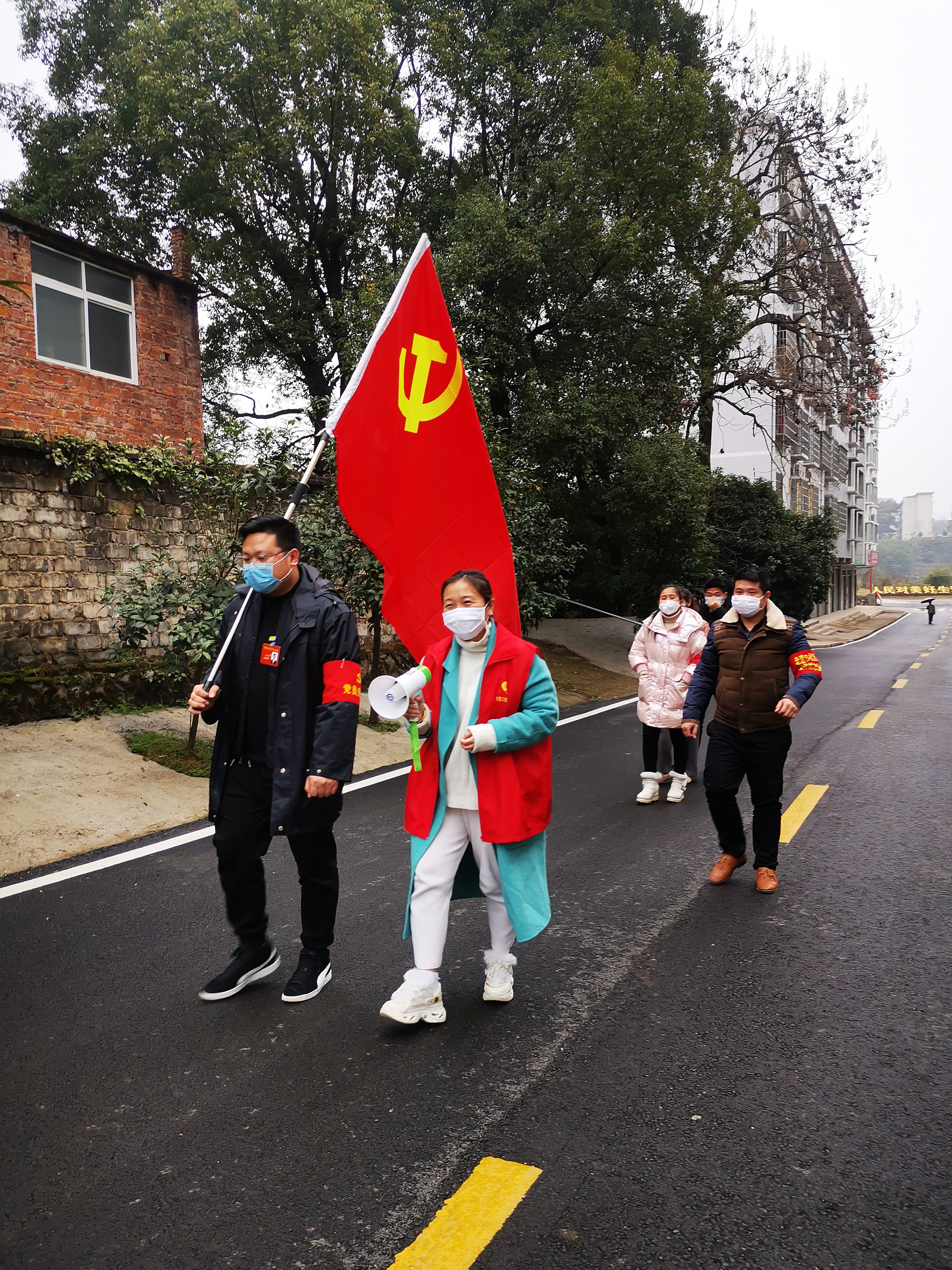 蒋祎带领志愿者宣传防“疫”知识.jpg