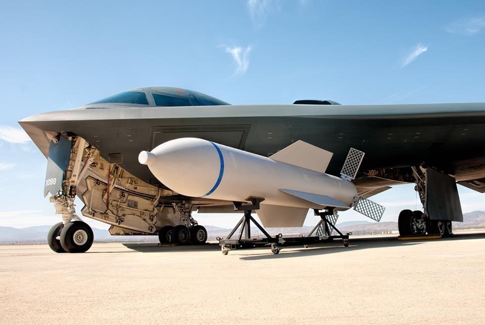 GBU-57型钻地弹，重量为14吨，是美国空军使用的一种巨型炸弹.jpg