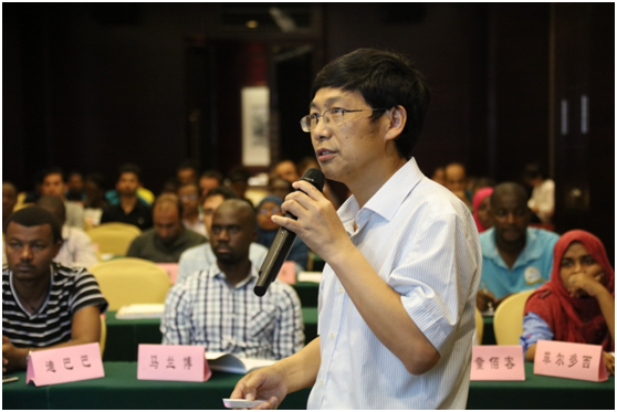 刘忠松教授在国际培训会上授课。.png
