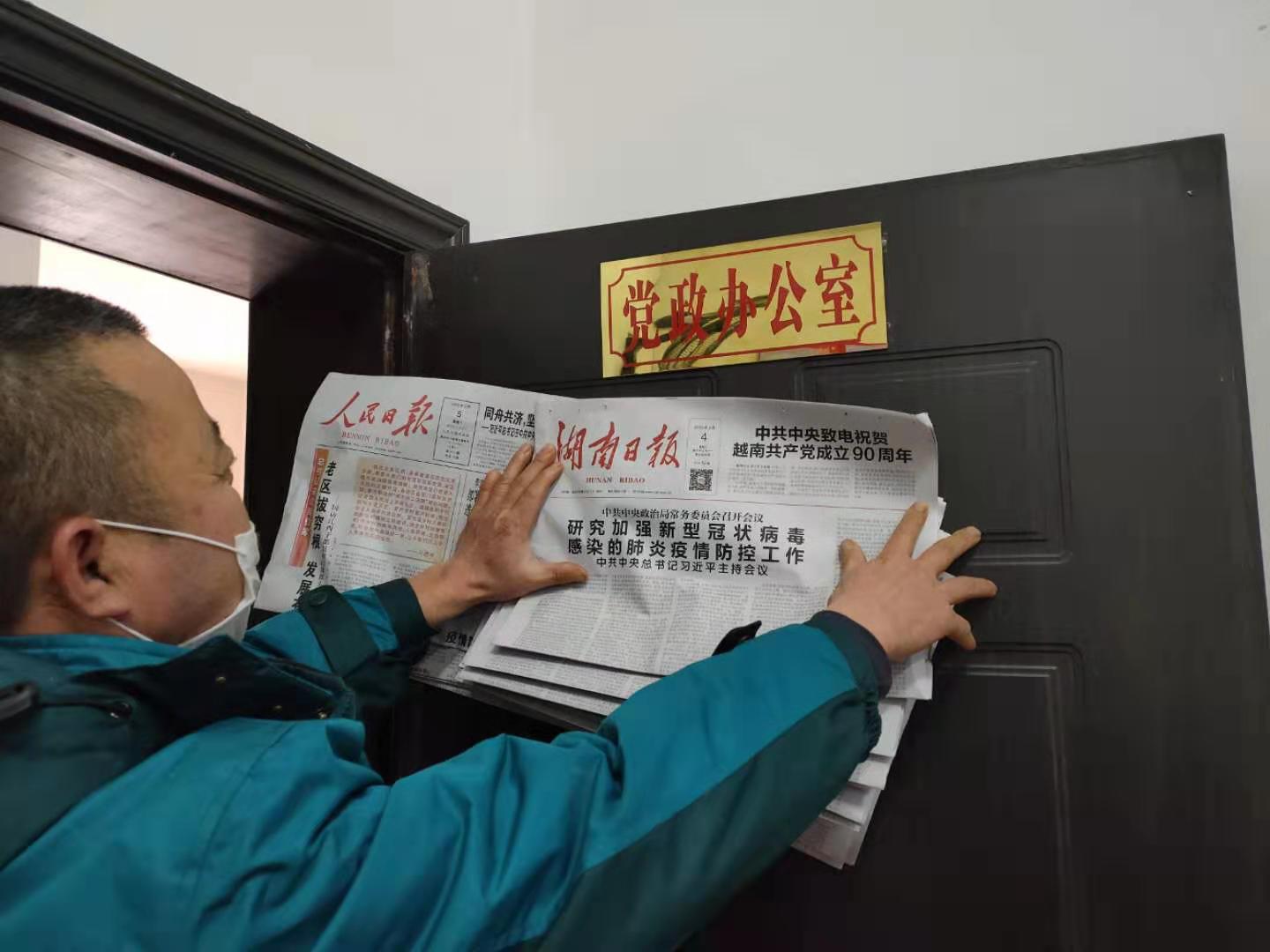 图二为邮政投递员在送党报.jpg