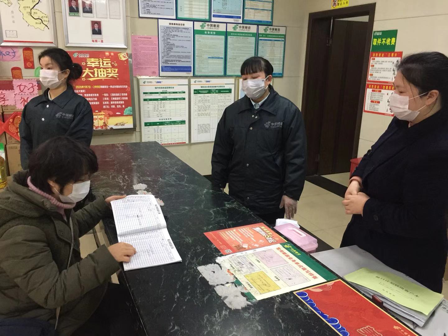 图三会同县邮政分公司总经理成都在基层网点指导工作.jpg