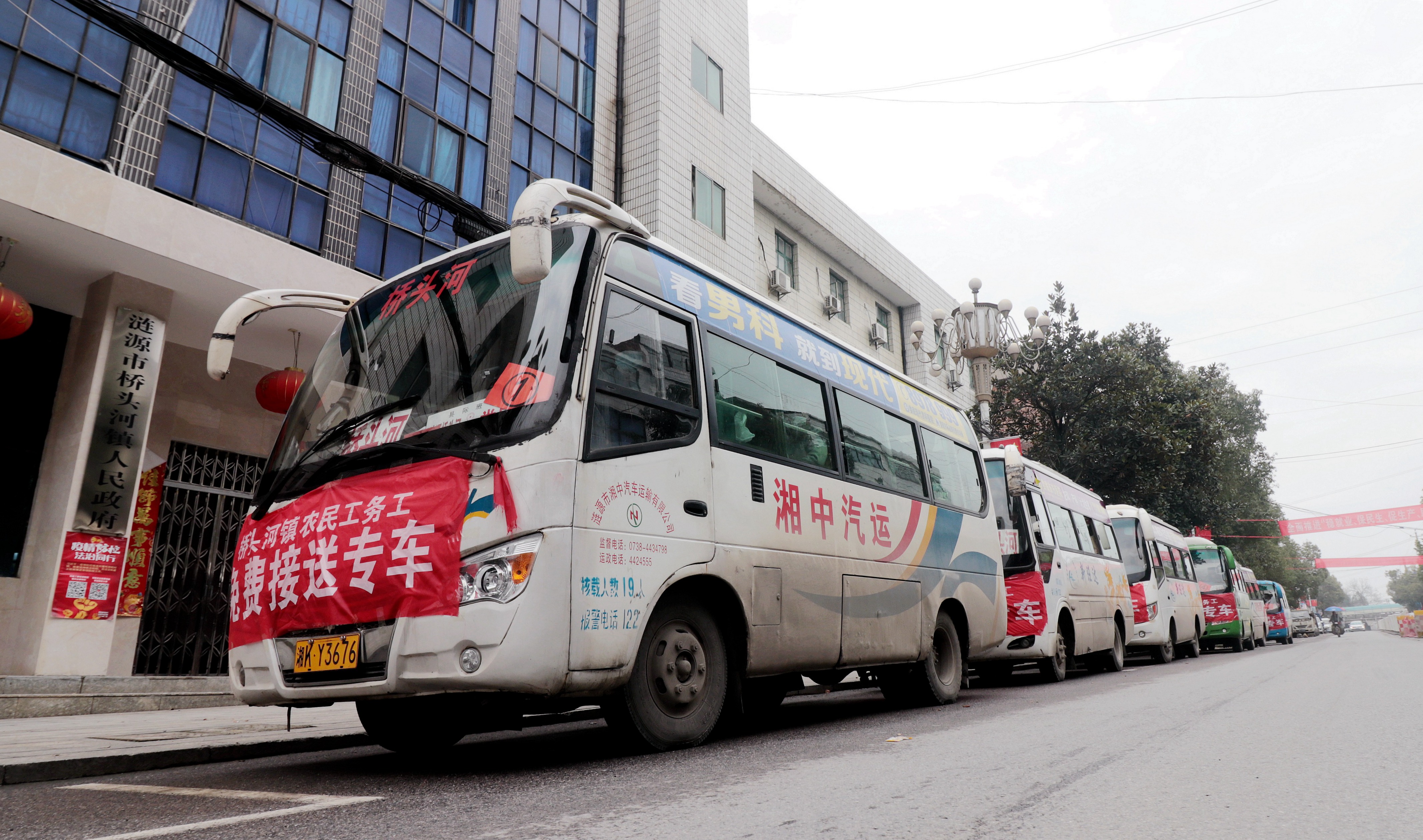2020年3月11日，湖南省涟源市桥头河镇务工人员免费乘坐的专车行驶在路上。 (1).jpg