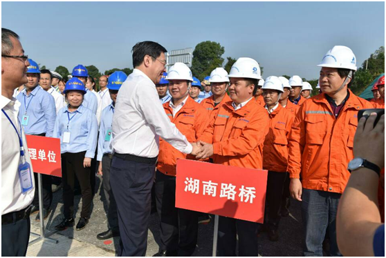 中共湖南省委书记杜家毫与彭安平亲切握手.png