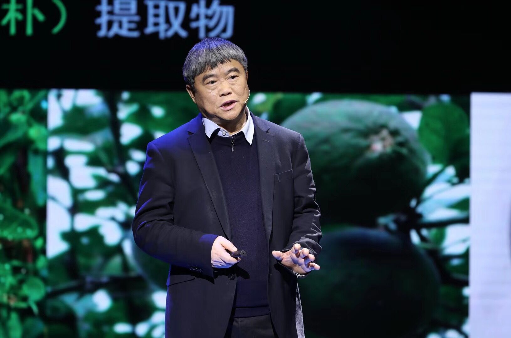 曾建国教授在讲解植物提取技术.png
