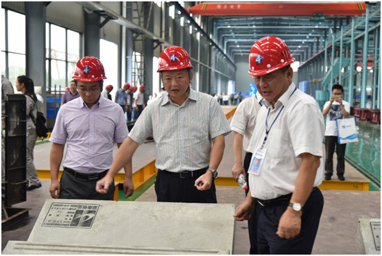 湖南建工集团有限公司党委委员、副总经理、总工程师（左二）在指导装配式卫生间研发。.png
