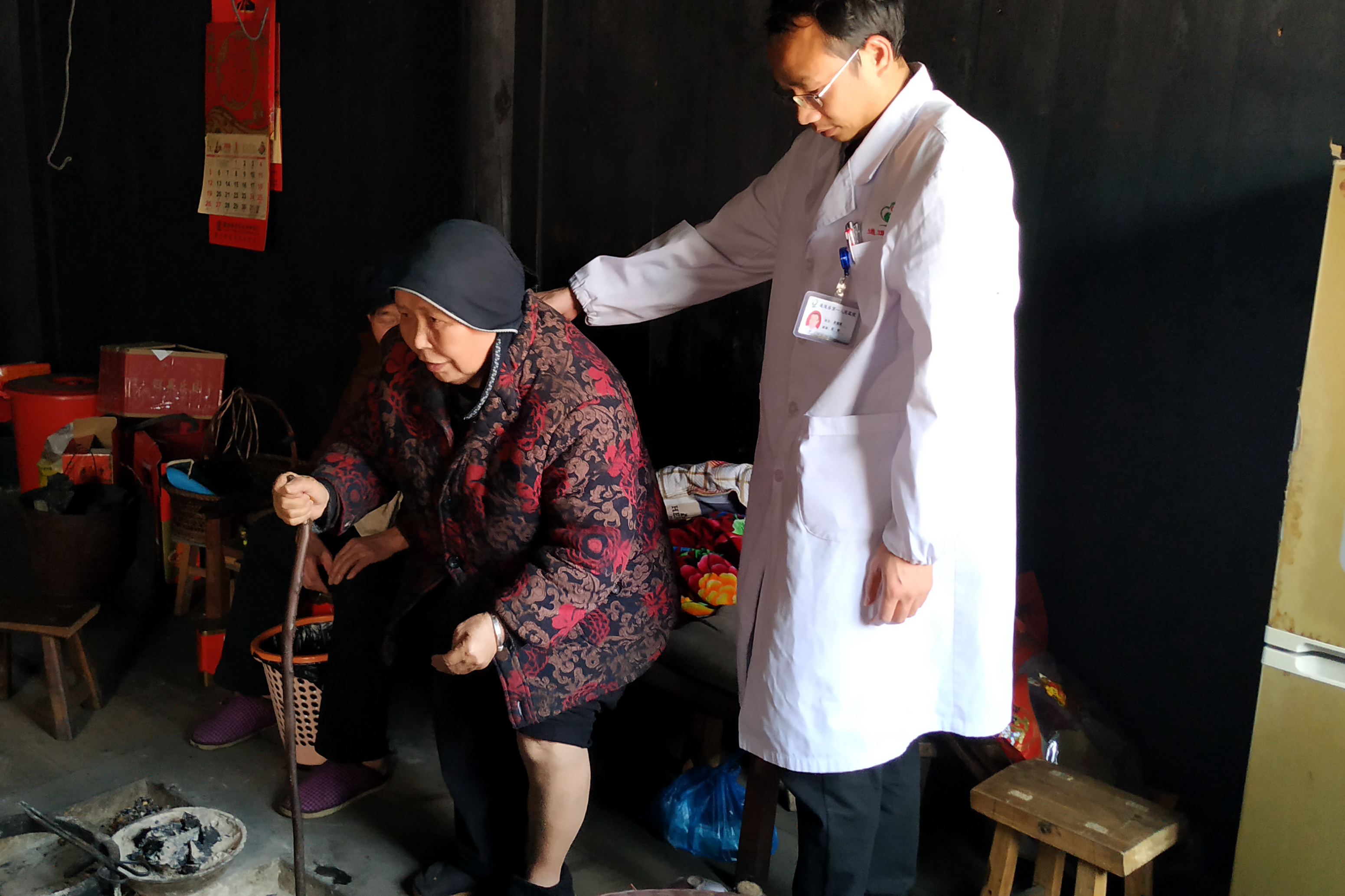 1.医务人员在为群众做残疾鉴定。.jpg