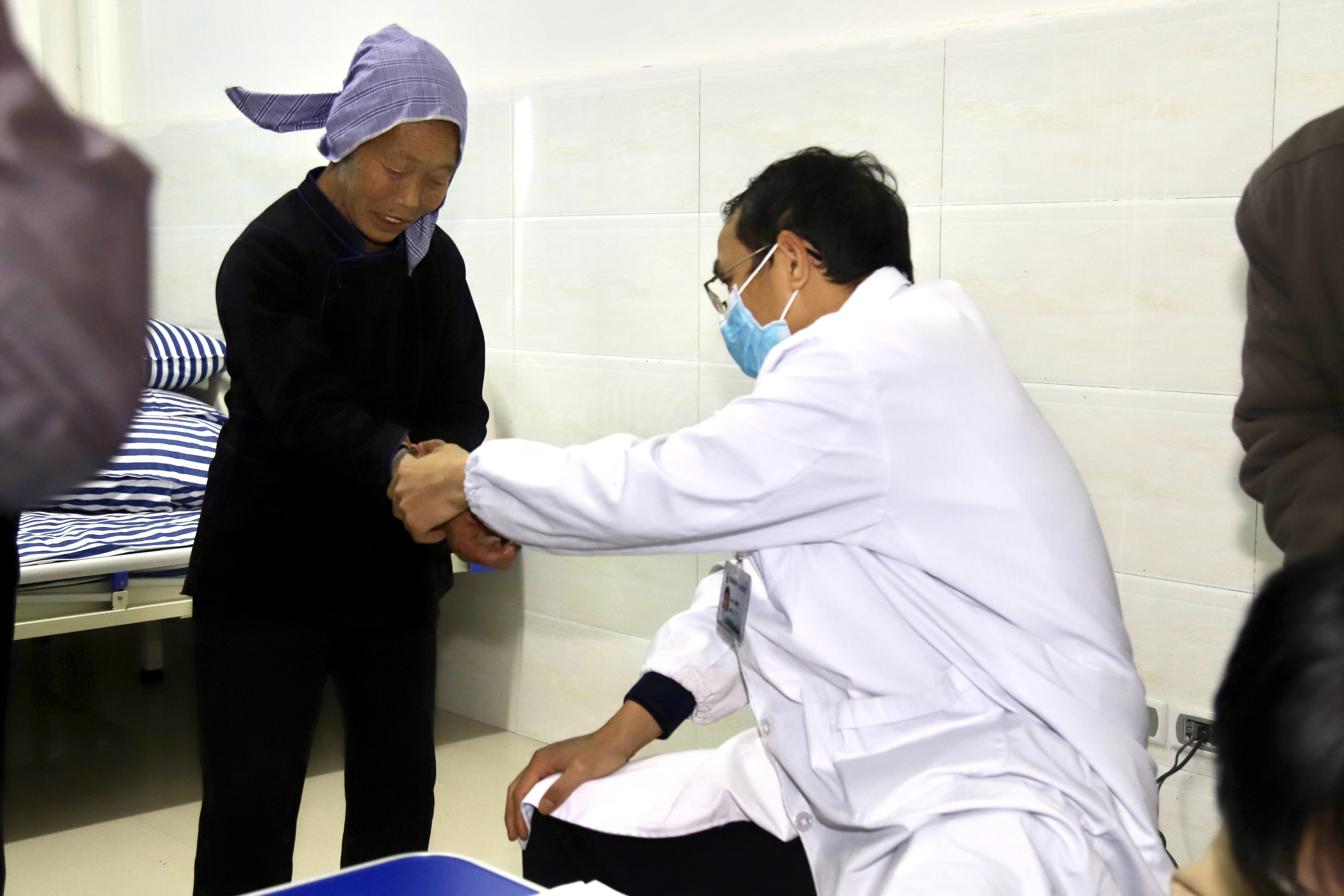 4.医务人员在为群众做残疾鉴定。.jpg