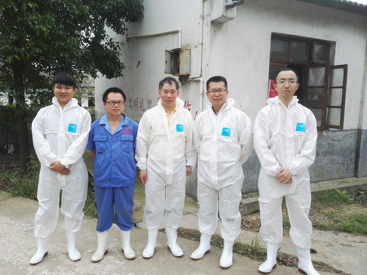贺建华教授(左三) 在浏阳百谊种猪场进行技术指导。.png