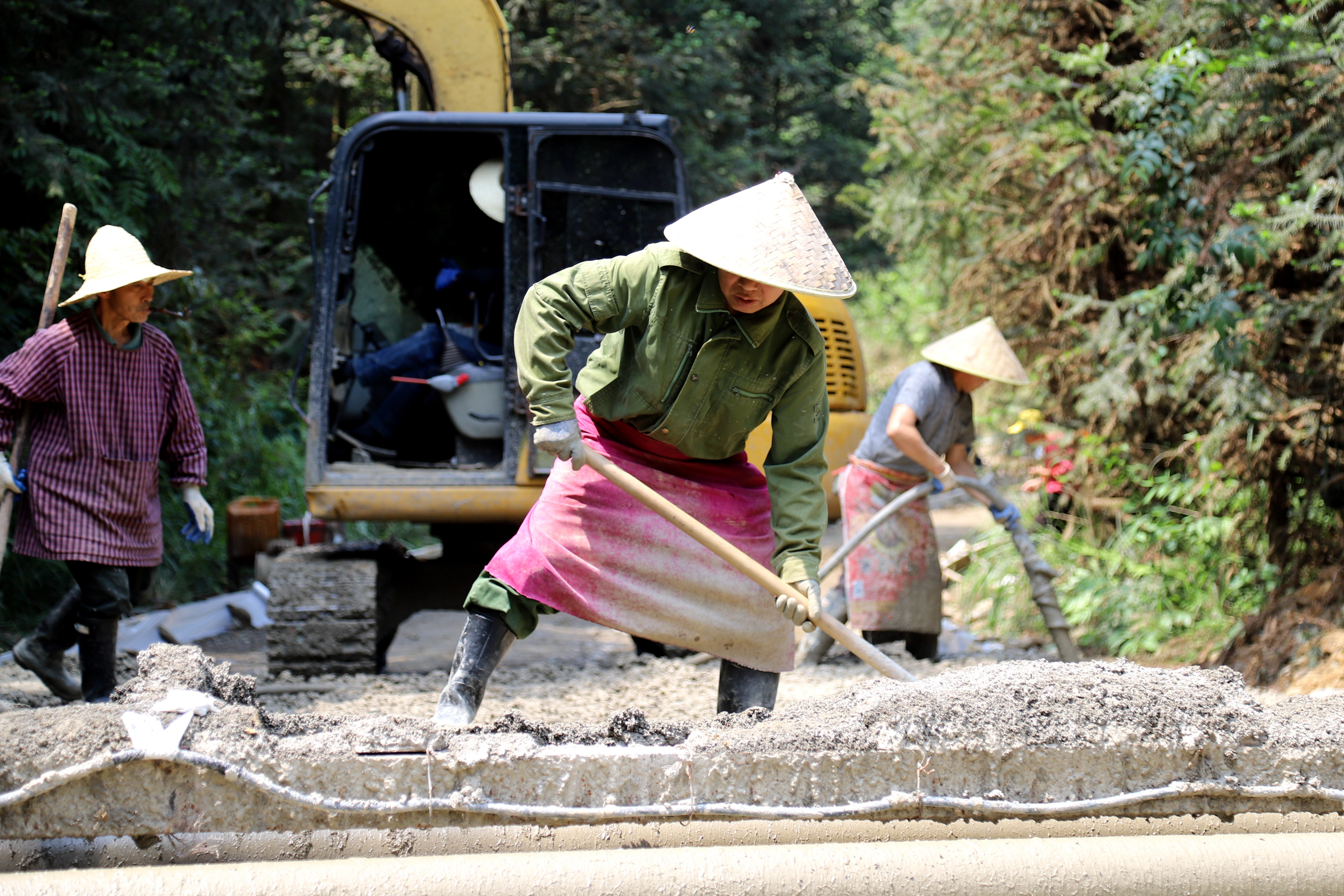 1.筑好“断头路” 造福边区人.jpg