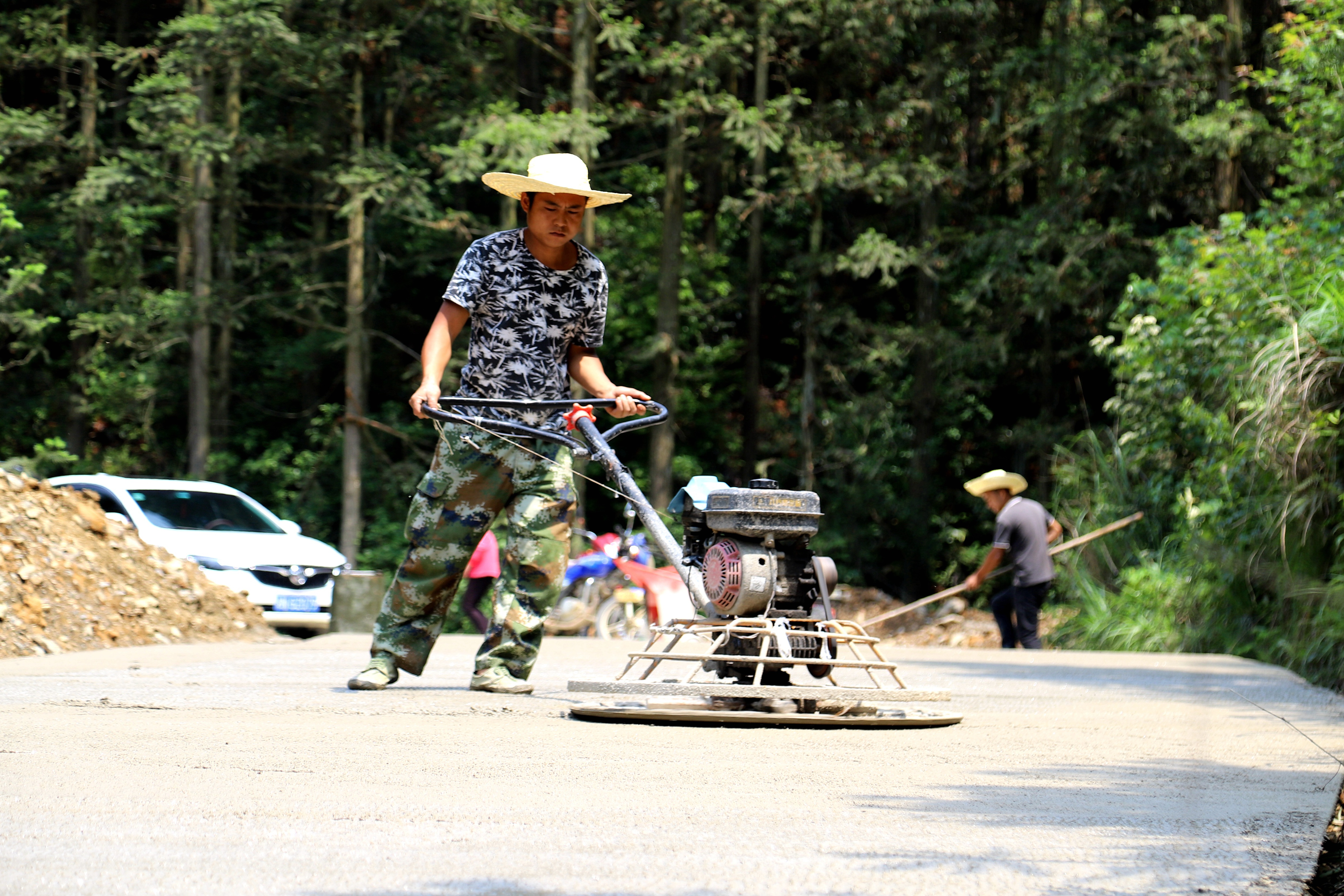 2.工人用磨面机对水泥路面进行打磨。.jpg