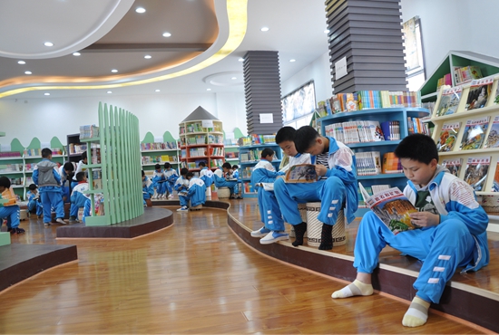 军地小学的图书阅览室.JPG