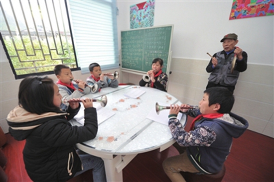 天子山中心学校的唢呐课堂（邵颖 摄）.jpg