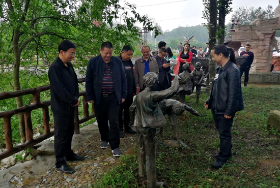 调研指导雕塑园发展情况.jpg