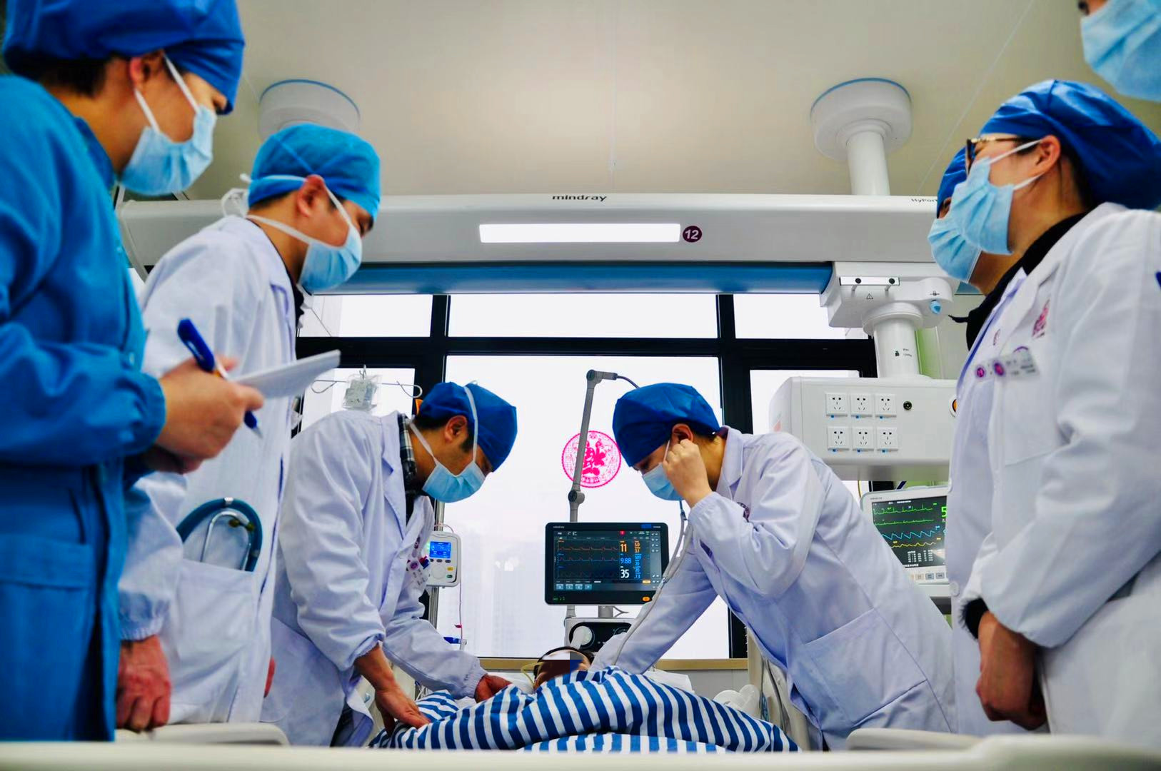 张兴文主任医师带领湖南省人民医院岳麓山院区急诊重症团队为患者施行人工肝等治疗.jpg
