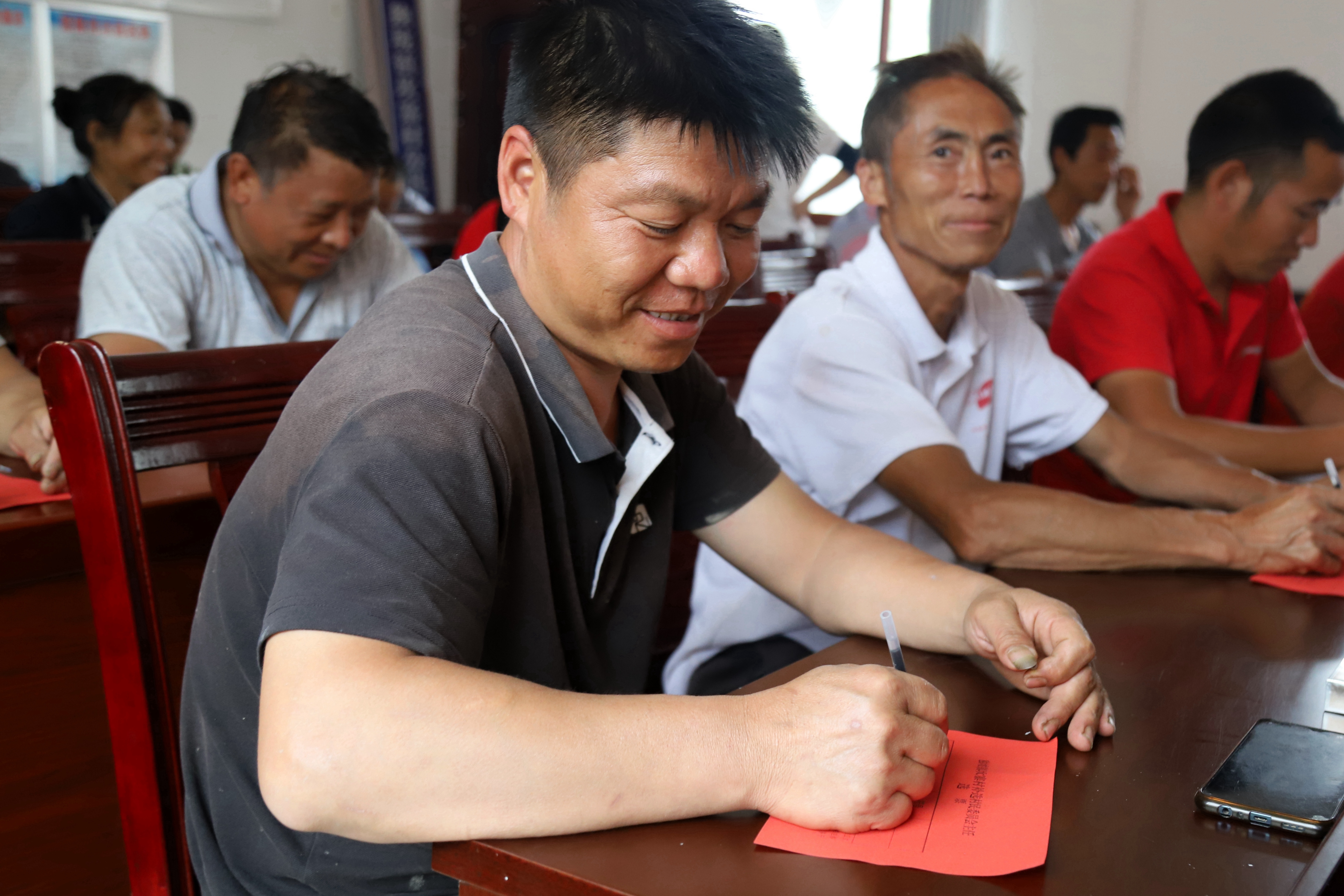 2.群众代表庄严的行使了自己的民主政治权利。.jpg