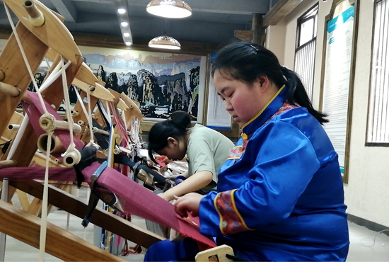 现在，曹文化张家界乖幺妹土家织锦有限公司上班。.jpg