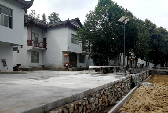 村民廖光凡家门前的污水处理池存在严重安全隐患，工作队多方联系资金重新修建了污水处理池。.jpg
