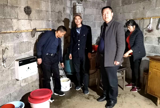 驻村工作队入户查看贫困户的安全饮水情况。.jpg
