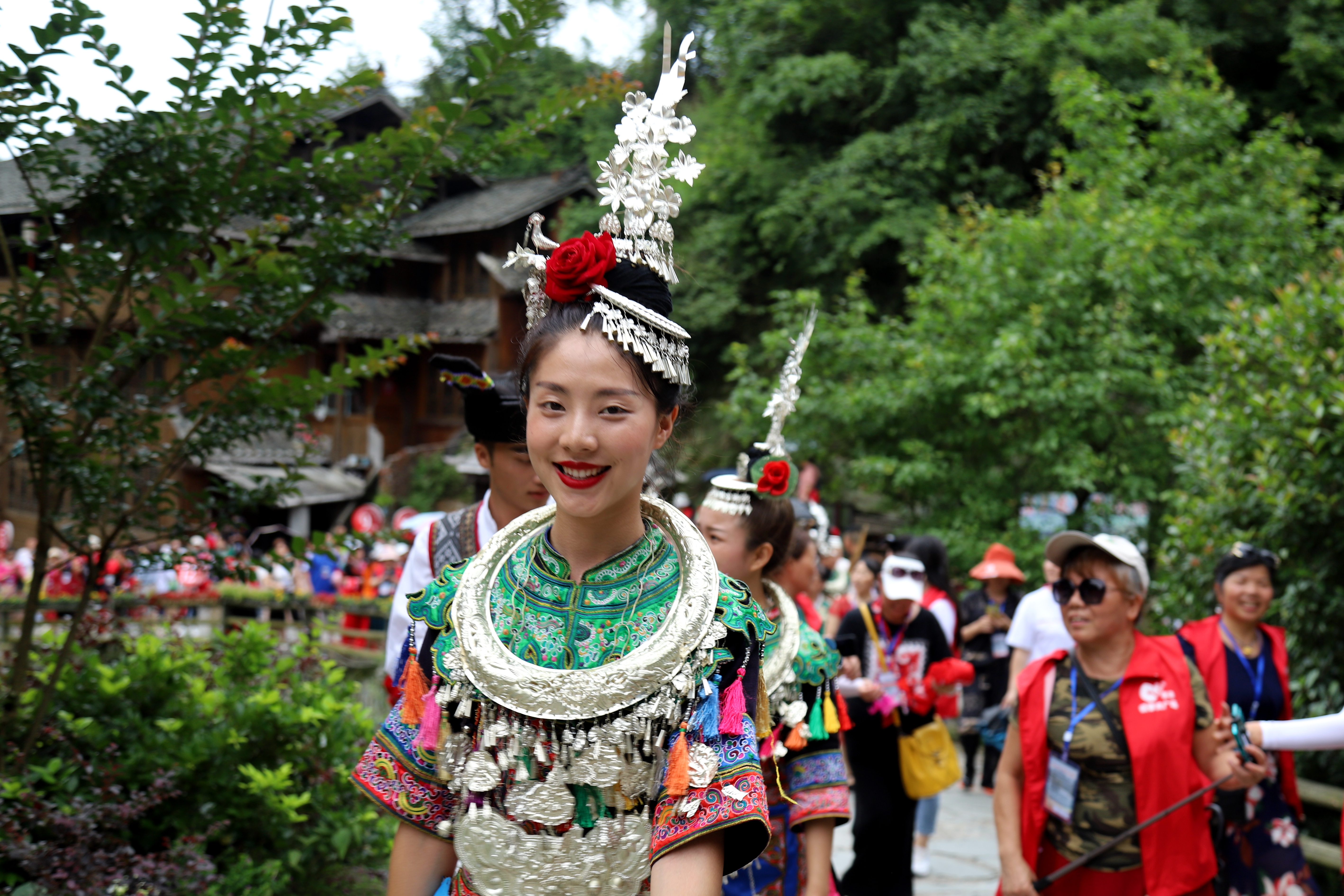 2.侗族阿妹带队走侗寨。.jpg